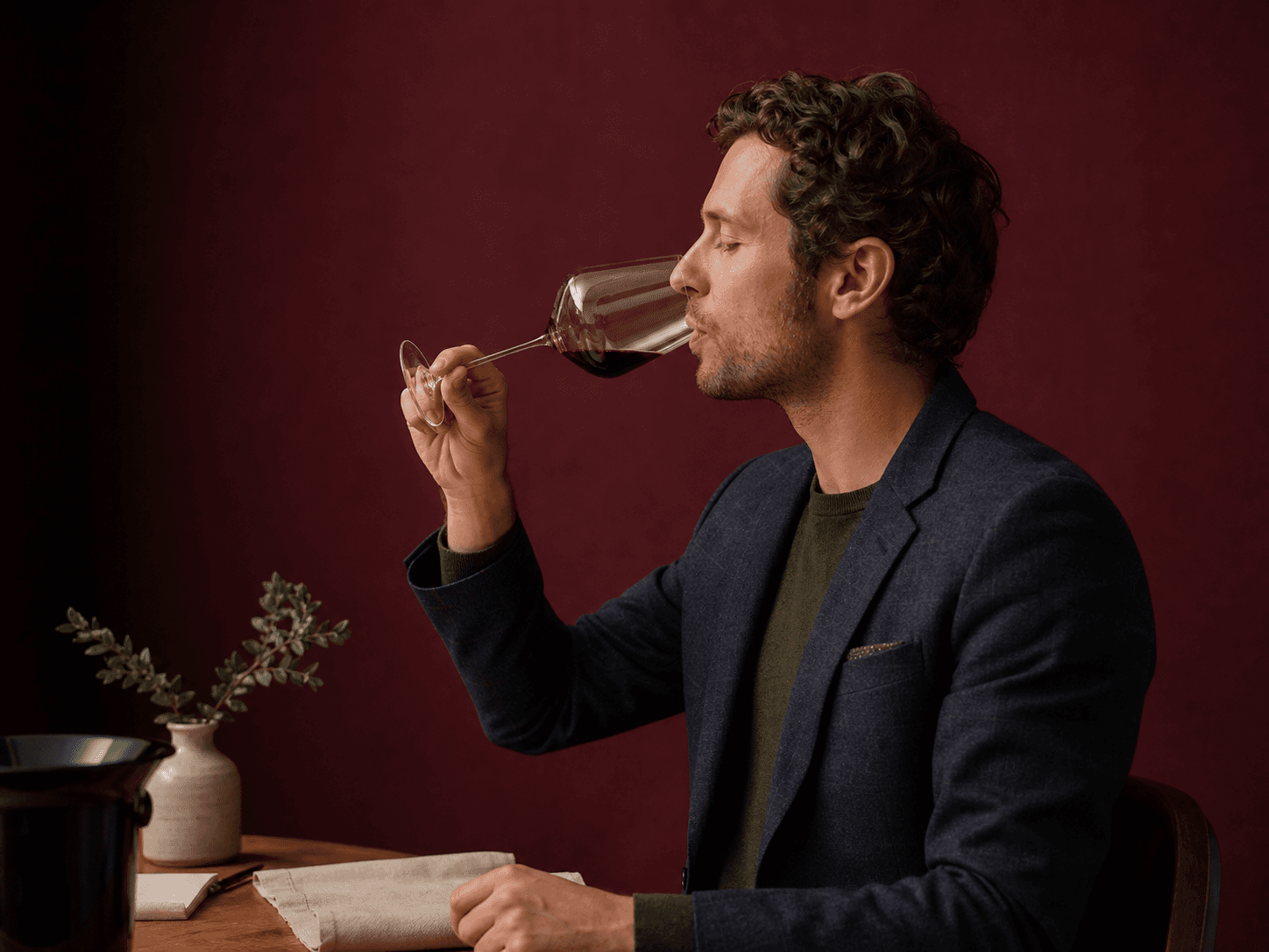 Persona probando atentamente un pequeño sorbo de vino